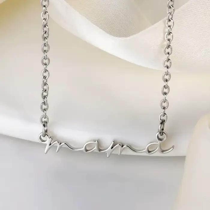 Collier pendentif petite lettre « Maman » pour la Fête des Mères