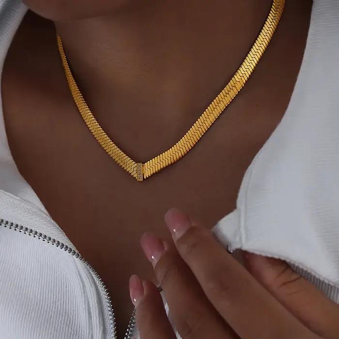 Collier chaîne chevrons acier inoxydable plaqué or 18 carats avec breloque zircon pour femme style hip-hop rock bijou tendance occassions spéciales