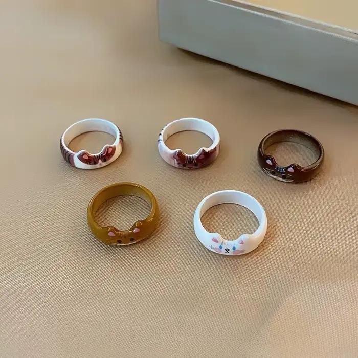 Bague en céramique motif chat de dessin animé unique pour femmes style créatif et minimaliste pour occasions spéciales