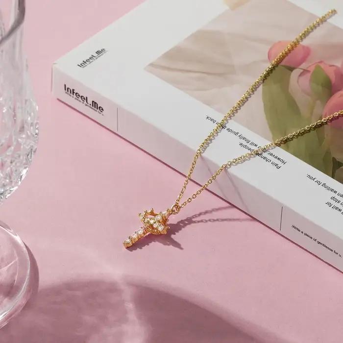 Collier croix de diamant en or 14 carats serti de zircone cubique pour femmes occasions spéciales élégantes et raffinées
