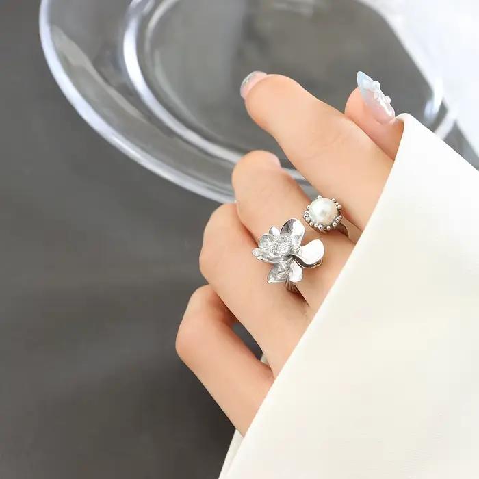 Bague rétro française pour femme motif floral perle plaqué or 18 carats style gothique élégant redimensionnable noir ou blanc