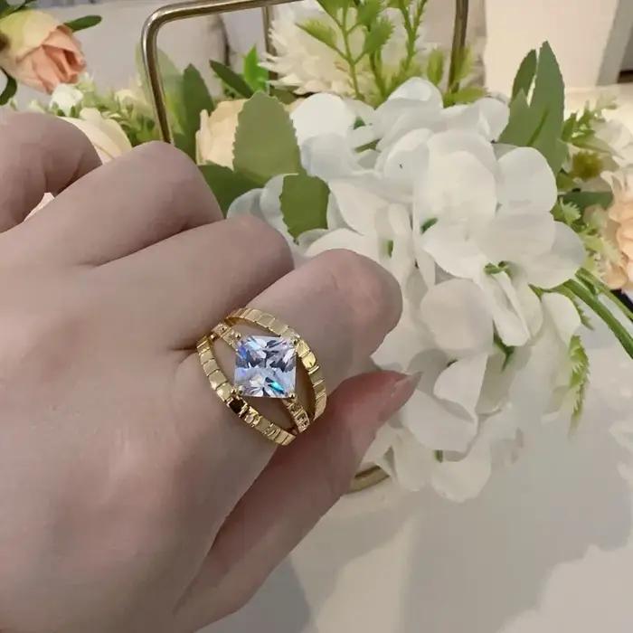 Bagues ovales vertes incrustées de diamants incrustés de style palais rétro pour femmes