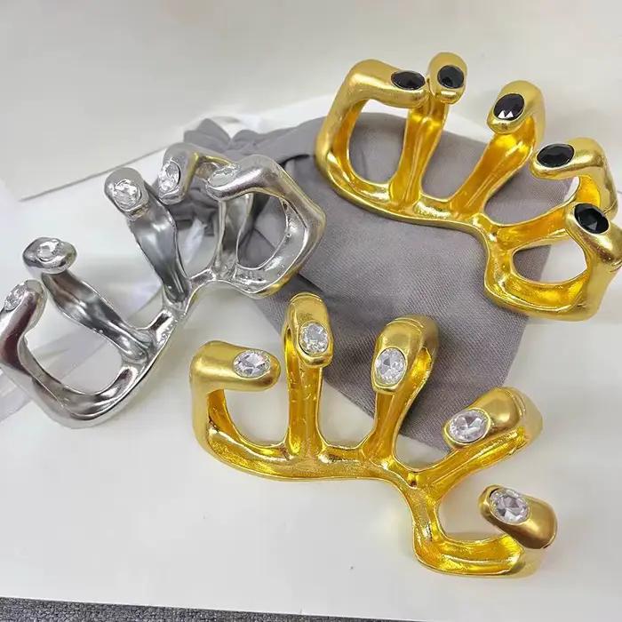 Bague en métal exagérée incrustée de diamants, design unique, jouet de doigt tendance, pièce de collection en alliage, jouet à la mode