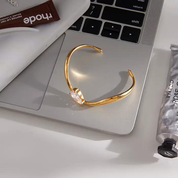 Uworld classique 18K plaqué or couleur goutte d'eau blanc Zircon vague ouverture Bracelet femmes étanche en acier inoxydable Bracelets