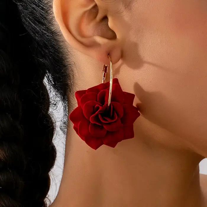 Une paire de boucles d'oreilles créoles pour femme avec fleurs en tissu tridimensionnelles rouges, idéales pour le quotidien et les vacances