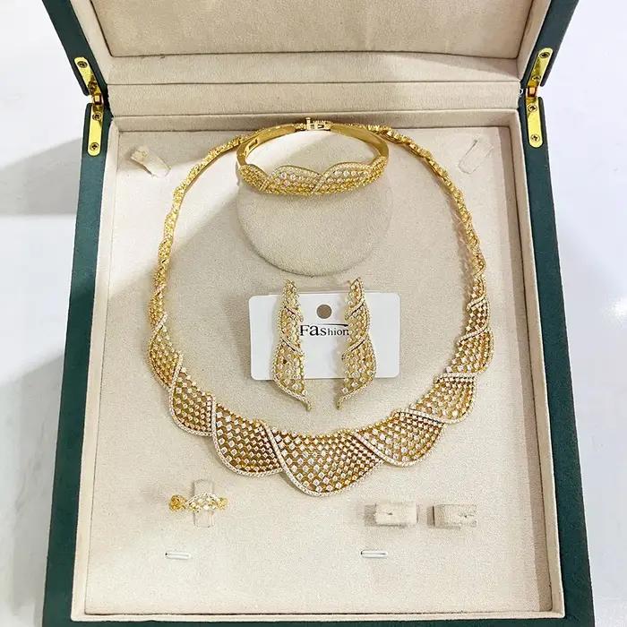 Ensemble de bijoux élégant couleur or 4 pièces pour femmes, collier, boucles d'oreilles, bracelet et bague en zircon cubique, pour mariage et fiançailles.