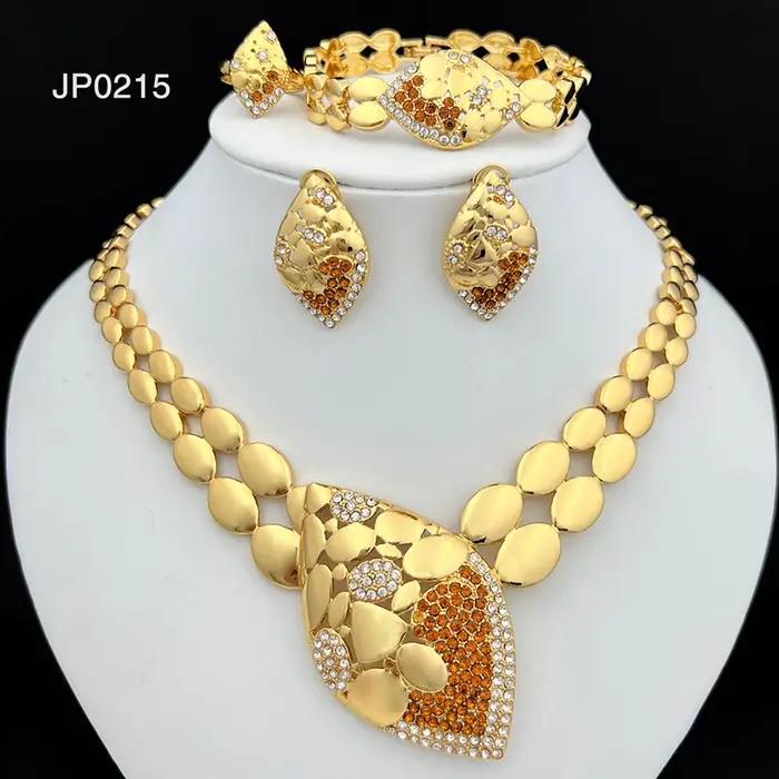 Ensemble de bijoux en or plaqué et rhodium imité avec collier, boucles d'oreilles, bague et bracelet pour femmes élégantes et sophistiquées pour occasions formelles et cadeaux de fête de mariage