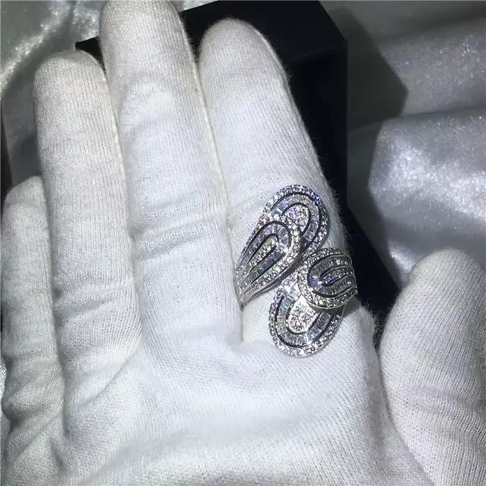 Bague unique à grande fleur en diamant de laboratoire