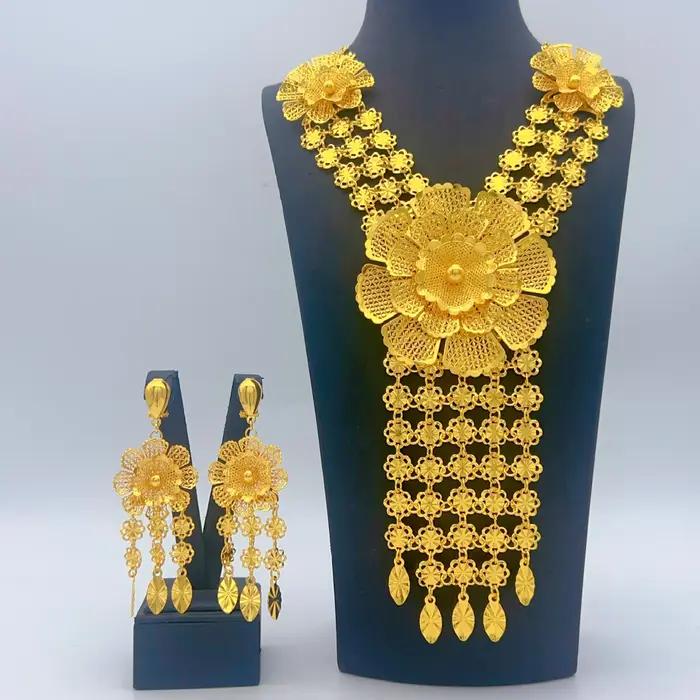 Parure de bijoux de luxe indienne couleur or 24 carats avec collier long à fleurs et boucles d'oreilles pour mariée