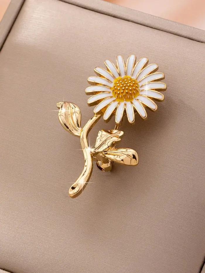 Une broche florale est un accessoire populaire