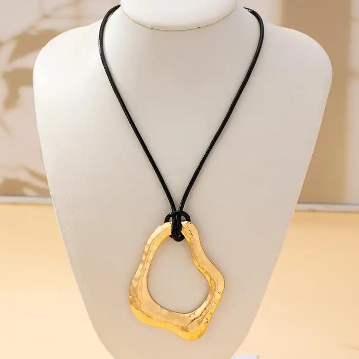 Un collier pour femme avec un pendentif géométrique irrégulier, collier pull de style punk d'hiver,