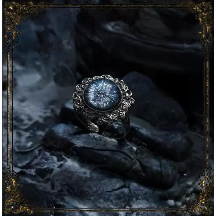 Le design unique de la bague Dark Moon Rani Tanni autour de l'anneau du vieil homme en France est luxueux dans la mode Ins