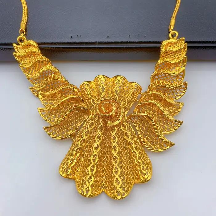 Ensemble de bijoux indien collier et boucles d'oreilles plaqués or 24 carats pour femmes occasions spéciales mariage anniversaire événements festifs
