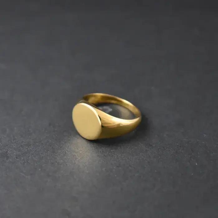 Bagues chevalières ovales lisses plaquées or 18 carats en acier inoxydable hautement poli faites à la main pour femmes et hommes