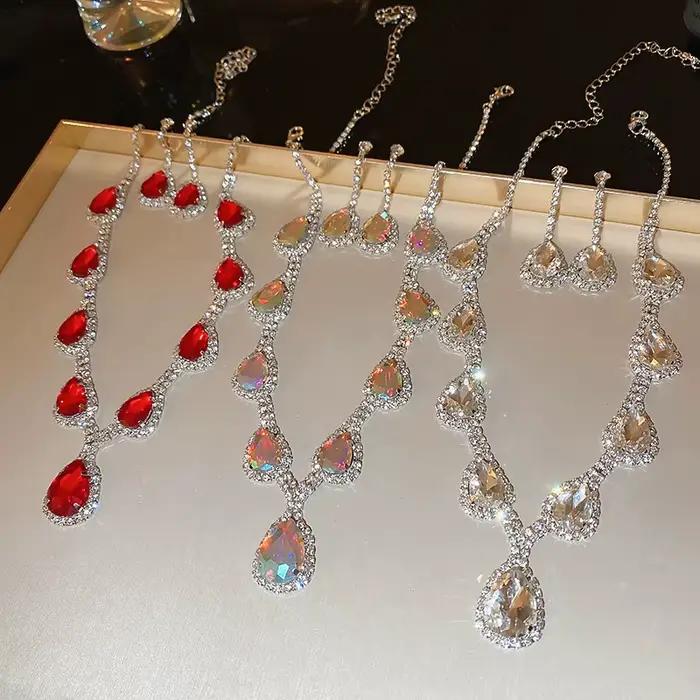 Ensemble de bijoux bohèmes en strass rouge pour femmes collier goutte d'eau et boucles d'oreilles pour occasions spéciales anniversaire mariage
