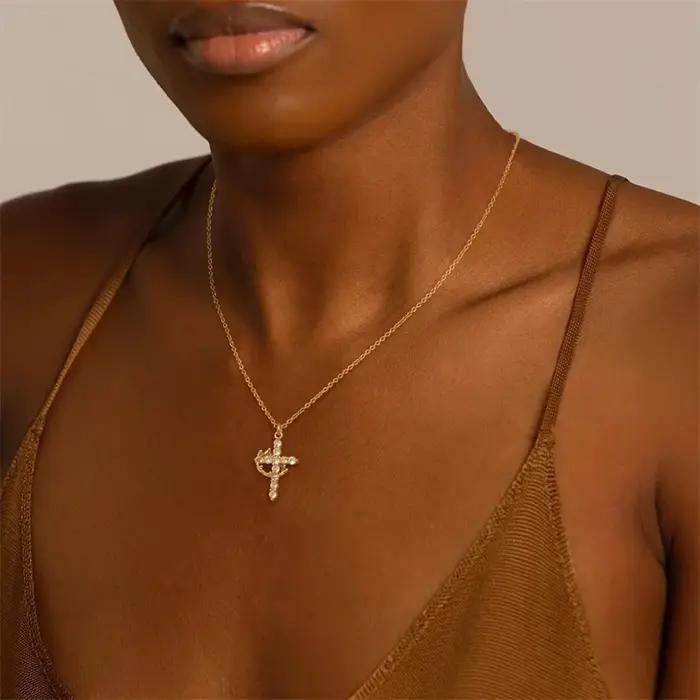 Collier avec pendentif couronne et croix rotative pour femmes