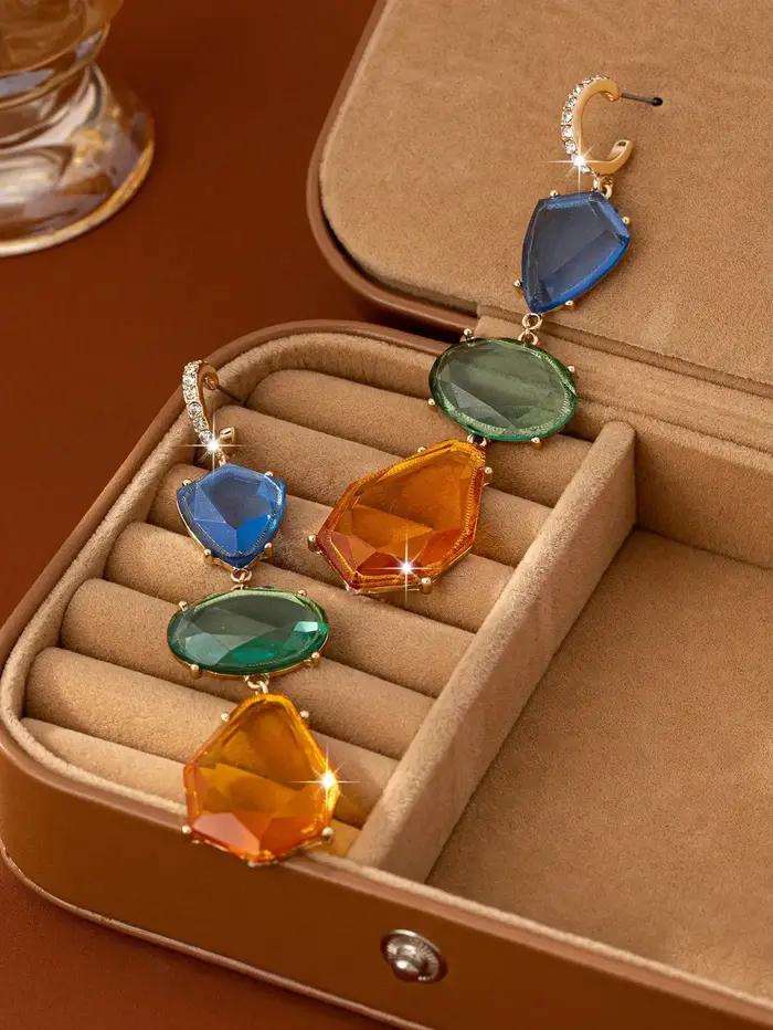 Une paire de boucles d'oreilles de luxe légères