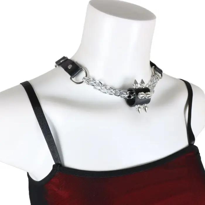 Un collier punk, chaîne de clavicule à la mode et polyvalente