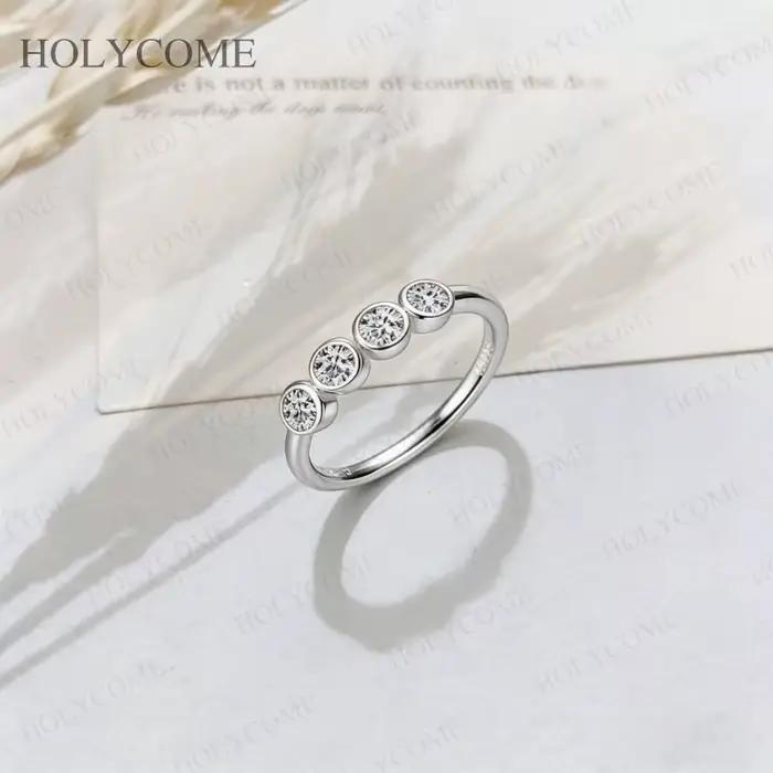 Bague personnalisée en argent sterling 925 sertie de moissanite ronde pour femmes, idéale pour les occasions spéciales et les cadeaux de fête