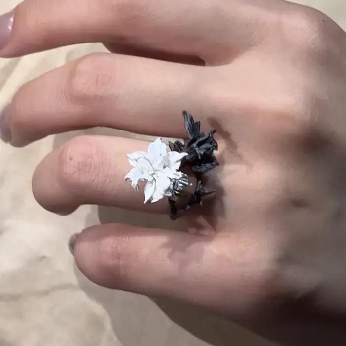 Bague fleur de mandala noire et blanche pour femme