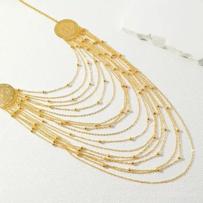 Un collier pour femme luxueux et élégant doté d'un design cylindrique multicouche dans un style ethnique rétro