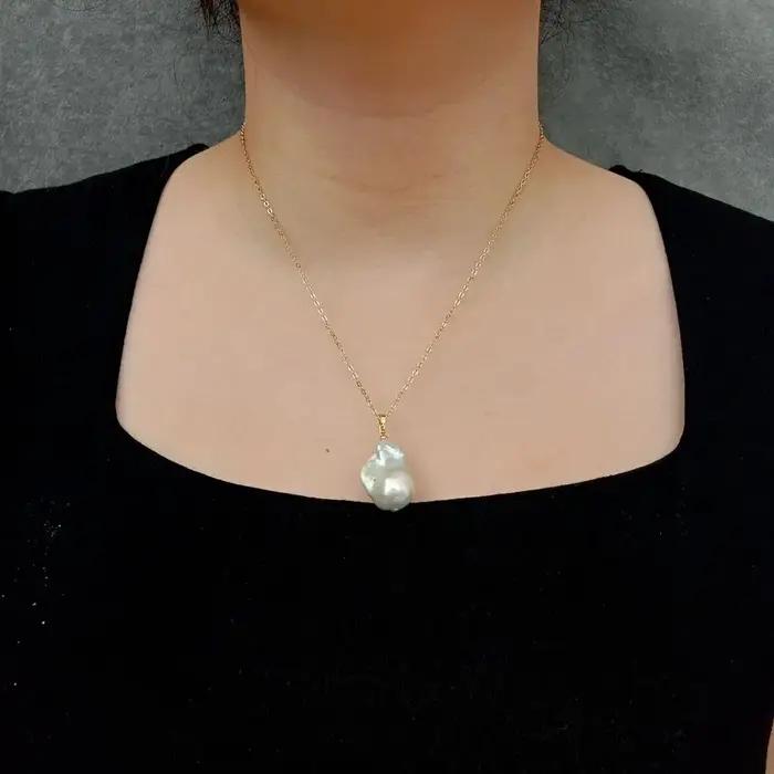 Collier Ras du Cou en Perles Baroques Blanches de Culture