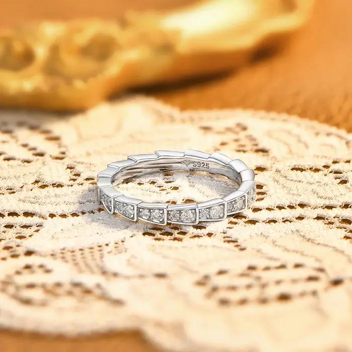 ATTAGEMS Bague Serpent en Argent S925 Pavée de Moissanite