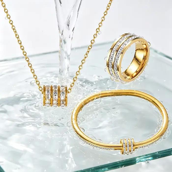 Ensemble de bijoux dorés avec accents en cristal pour femmes, collier, bague et bracelet, bijoux classiques hypoallergéniques pour occasions spéciales