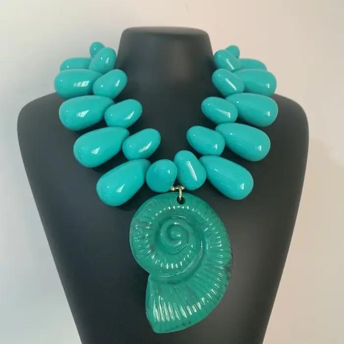 Collier ras du cou avec pendentif coquillage perlé en résine acrylique colorée