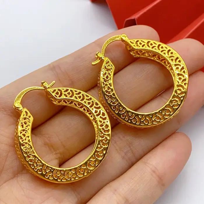 Boucles d'oreilles percées creuses plaquées or