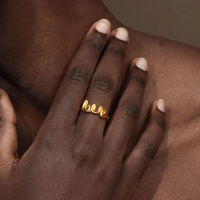 Bague plaquée or 18 carats avec mot amour en acier inoxydable 316L pour femmes occasions spéciales et partys