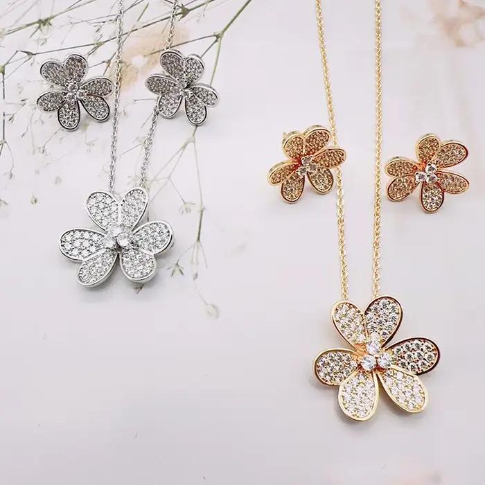 Ensemble de bijoux avec pendentif et boucles d'oreilles en trèfle à trois feuilles, polyvalent, à la