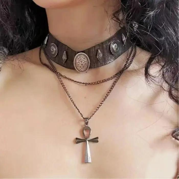 Maillard Style Y2K gothique multicouche rétro marron Faux cuir Rivet pendentif collier pour les femmes mode délicat tour de cou bijoux