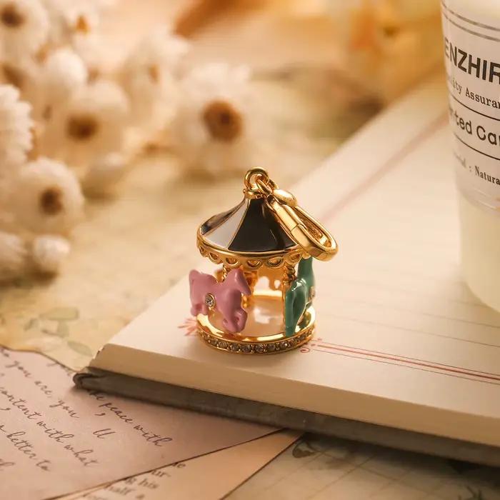 Collier pendentif carrousel en émail exquis