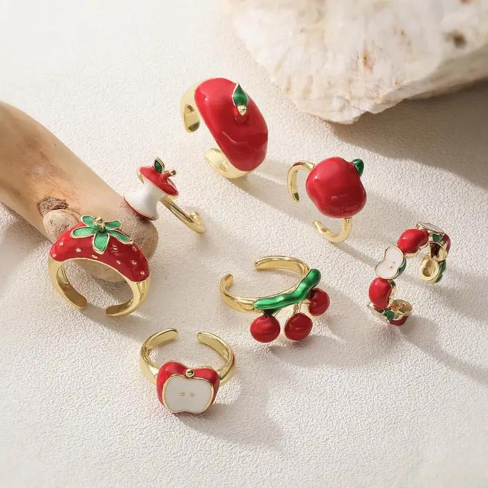 Bague en laiton plaquée or 18 carats avec pomme rouge émaillée ajustable pour femmes occasions générales style moderne bijou unique