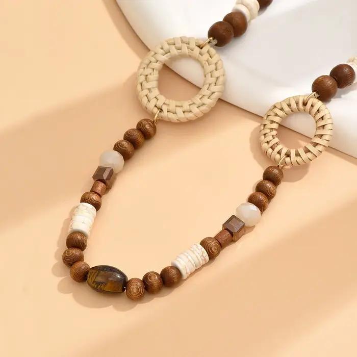 Collier long de style bohème tressé avec des perles en bois et de la herbe pour un usage décontracté