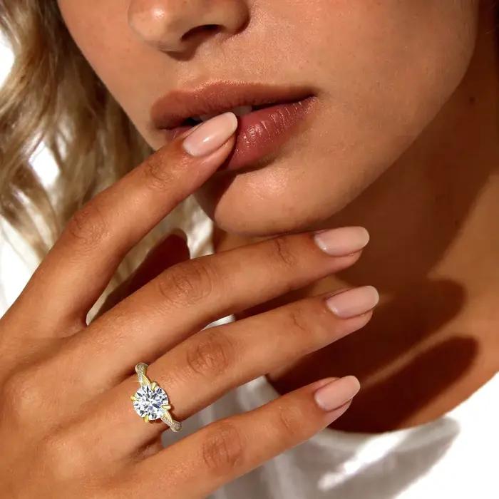 Bague solitaire torsadée en moissanite ronde 2 carats Au585