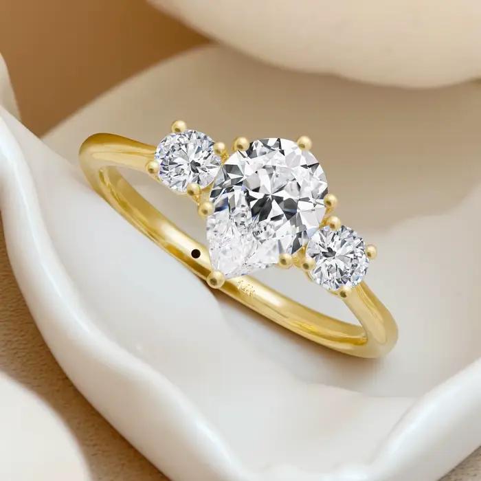 Bague en or 14 carats sertie de moissonite brillante pour femmes occasions spéciales mariage fiançailles anniversaires fêtes de fin d'année