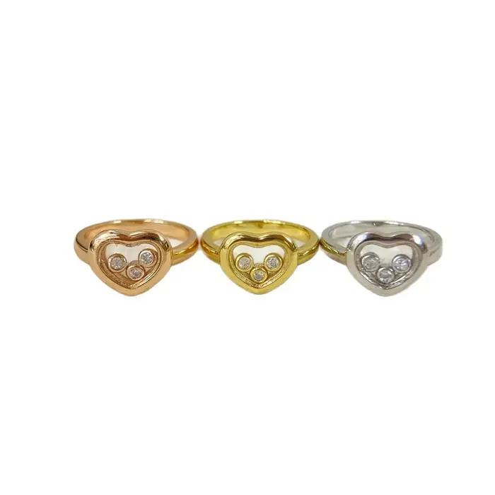Bague de fiançailles en or rose avec trois diamants en forme de cœur