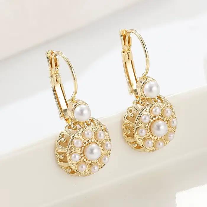 Boucles d'oreilles pendantes vintage élégantes incrustées de perles d'imitation dorées pour femme, accessoires de bijoux charmants pour mariage et anniversaire