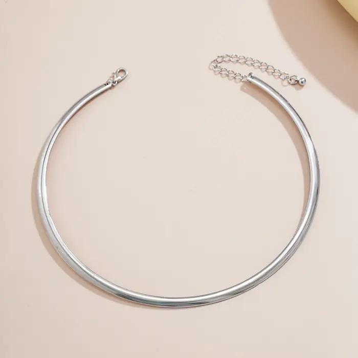 Collier doré ou rouge-marron en forme de cercle épais pour femme élégant simple bijou mode 2023 pour occasions spéciales