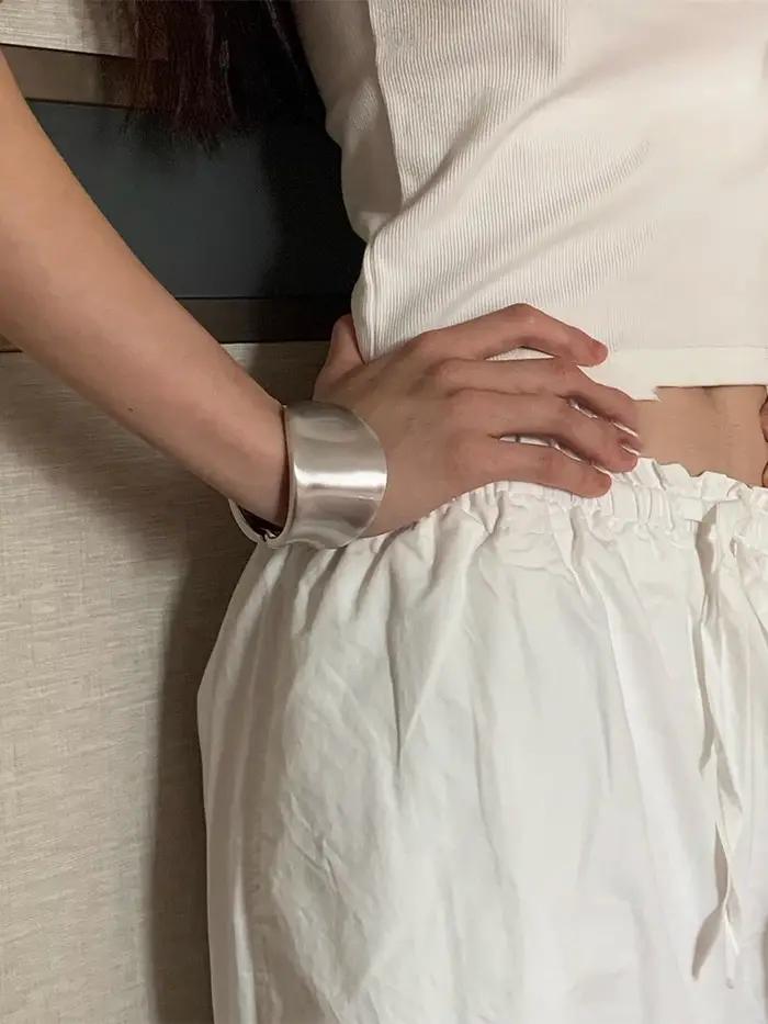 Le bracelet rétro givré entrelacé est un accessoire de bijoux parfait pour le carnaval des femmes pour offrir à votre petite amie