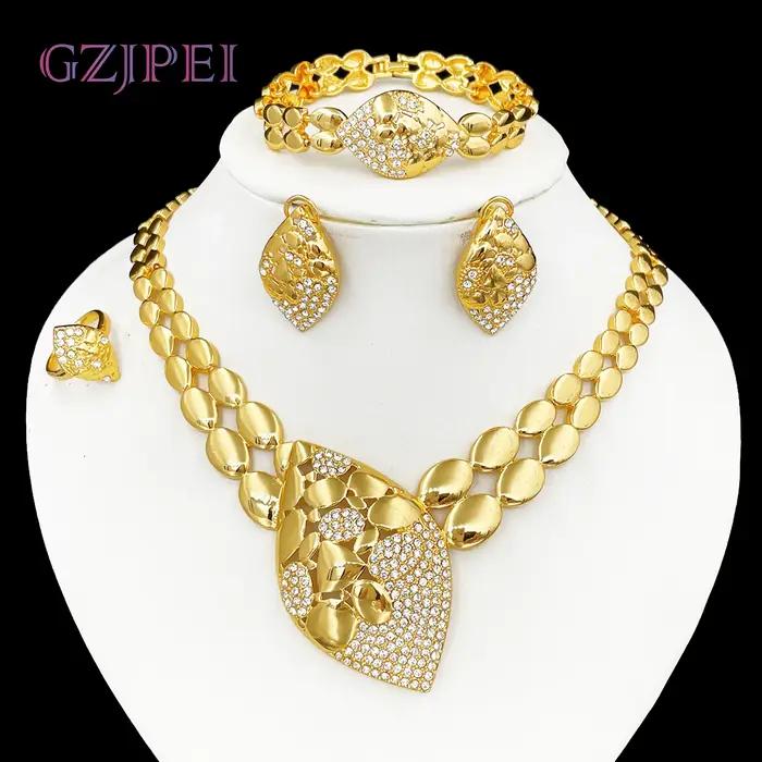 Ensemble de bijoux en or plaqué et rhodium imité avec collier, boucles d'oreilles, bague et bracelet pour femmes élégantes et sophistiquées pour occasions formelles et cadeaux de fête de mariage