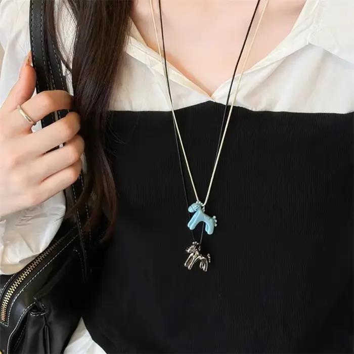 Collier long avec pendentif cheval coloré pour femmes chaîne de pull réglable bijou mode soirée élégant cadeau occasions spéciales