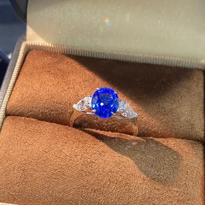 Bague de fiançailles en saphir bleu 2 carats