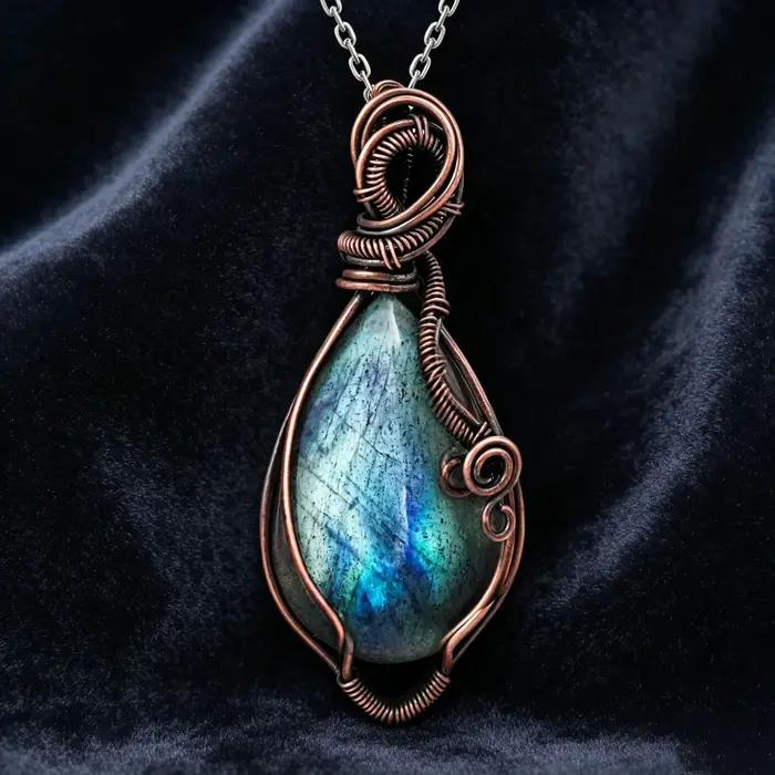 Collier pendentif en labradorite enveloppé de fil de cuivre fait main