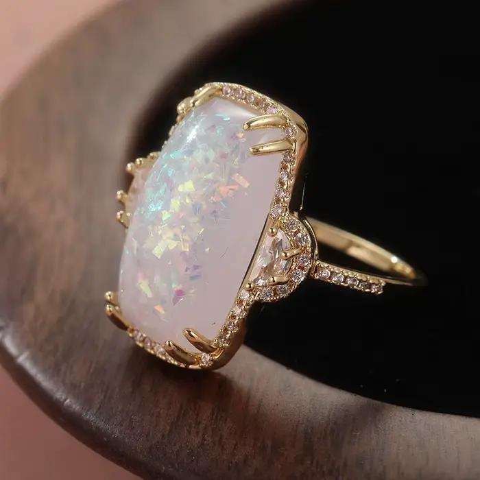 Bague élégante classique incrustée d'opale synthétique blanche plaquée or pour femme