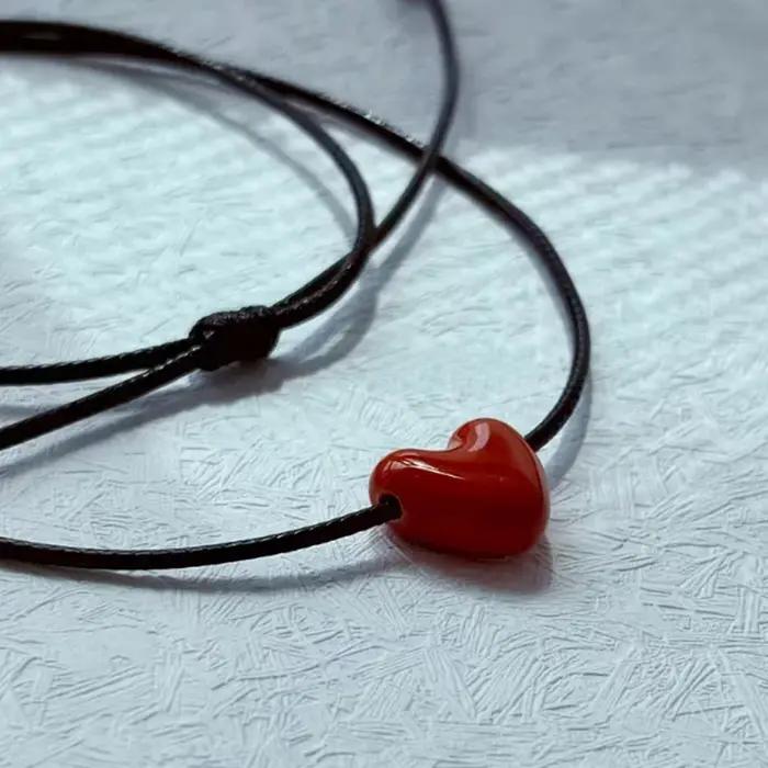 Collier en céramique forme de cœur avec cordon tressé noir ras du cou élégant pour femmes occasions spéciales