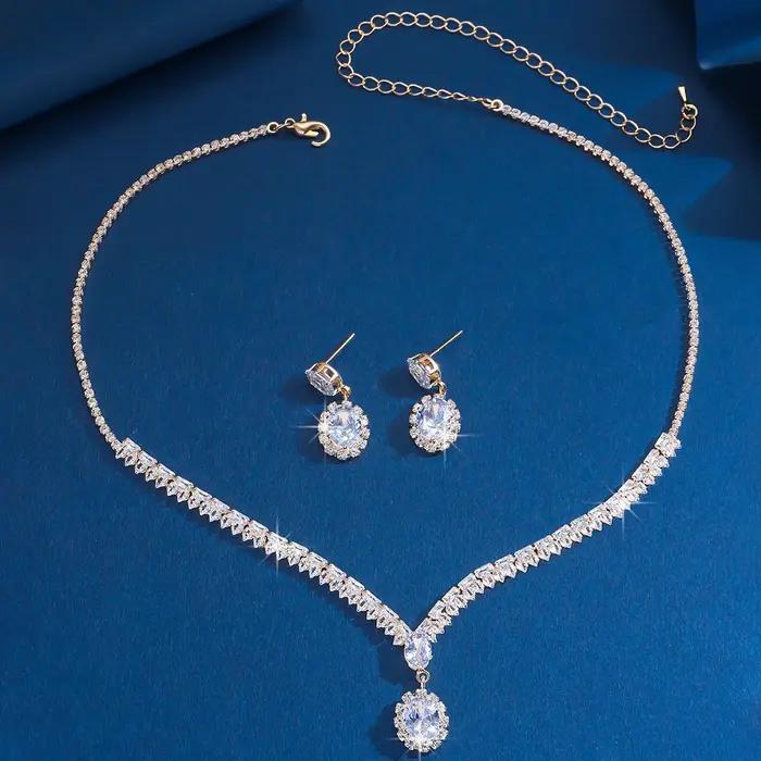 Ensemble collier et boucles d'oreilles en zircon - un bijou simple mais luxueux