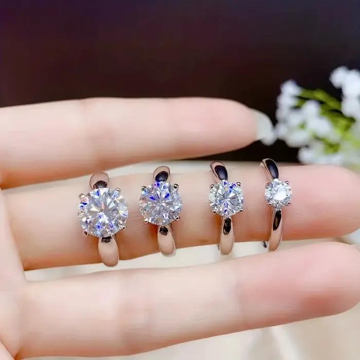 Une bague en argent 925 de haute qualité, classique, ornée d'un moissanite rond serti de quatre grif